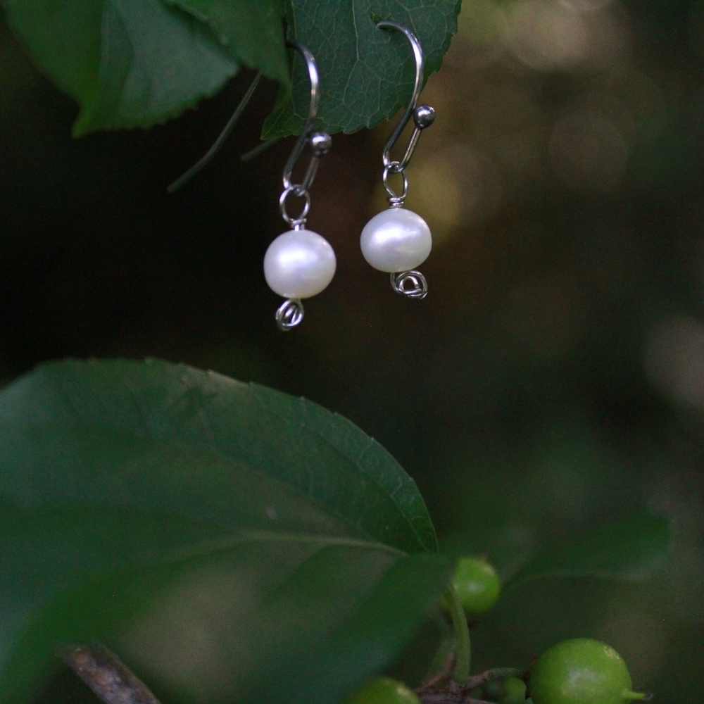 Pearl earrings with stainless steel hooks